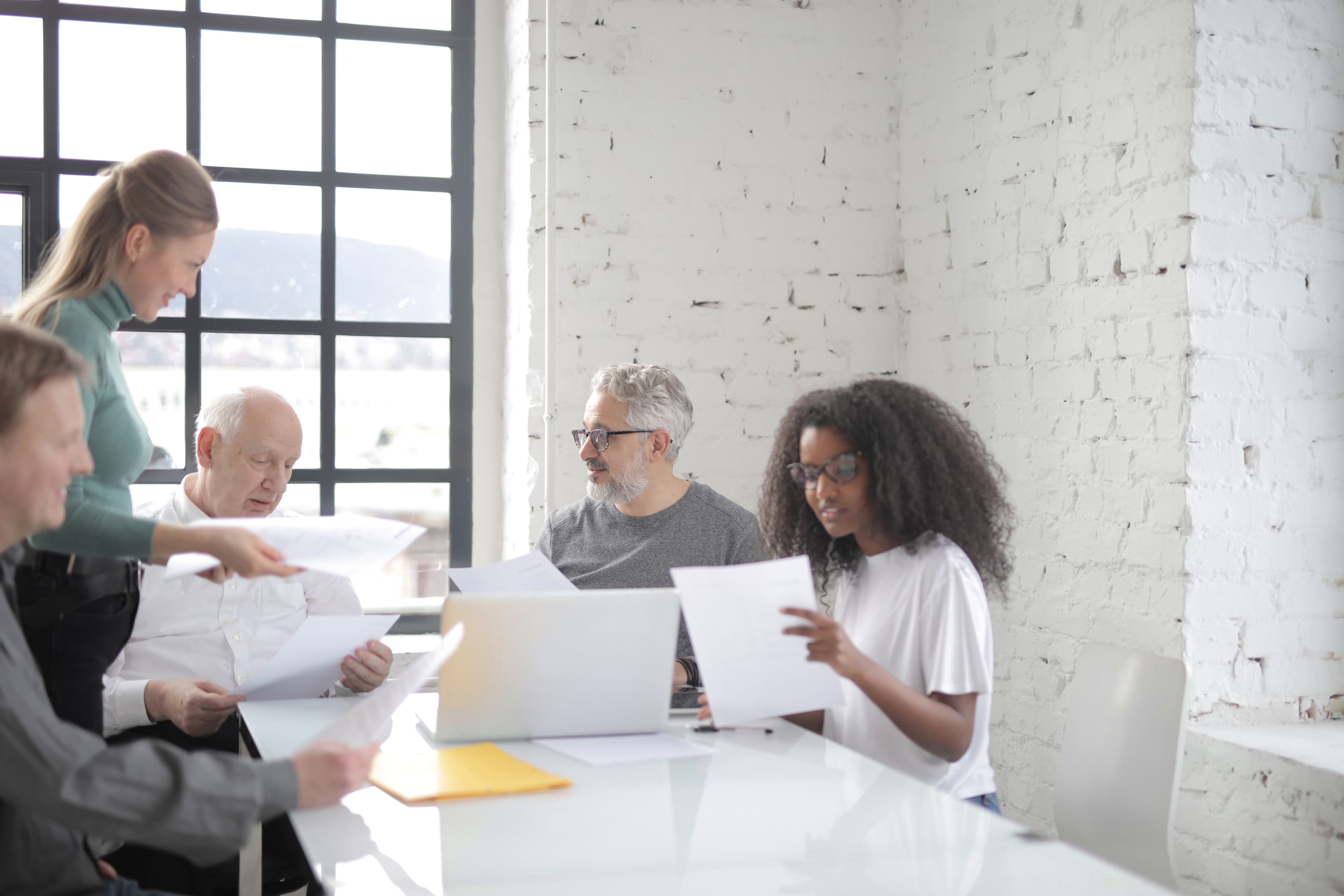 Équipe réunie autour d'une table dans un espace de travail lumineux
